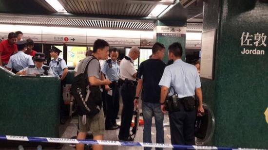 香港地铁9男子追砍3人 血肉横飞