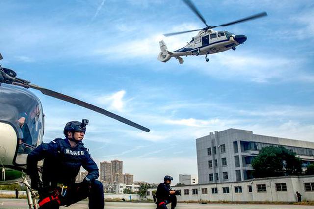 安徽合肥：特警突击队空降“排爆”