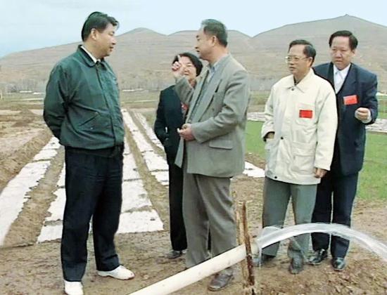 △1997年4月，习近平在宁夏隆德县考察，了解抽水灌溉情况。