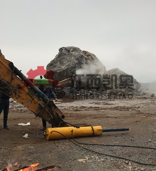 潮州裂山机劈裂棒功效哪个地方有巷道爆石机