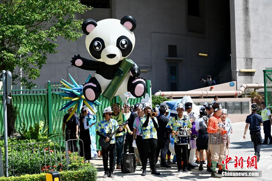 中央政府から贈られた3ペア目となるパンダが香港海洋公園に到着