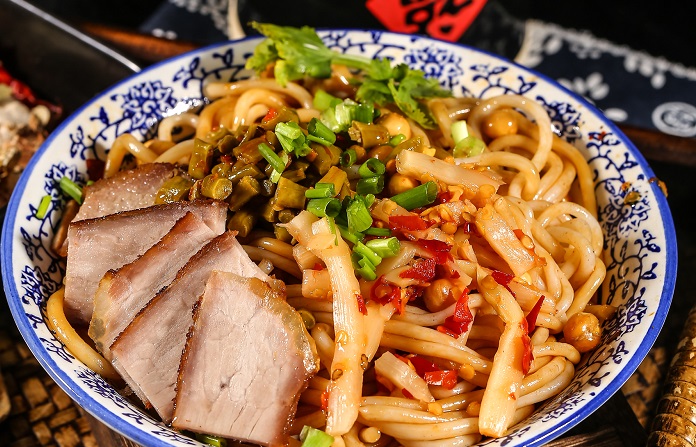 Guilin rice noodles hit on streets of Paris 