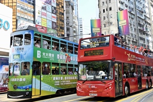 香港举行巴士巡游庆祝中华人民共和国成立75周年