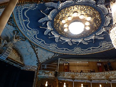 Altorelief cu lebede și statui în interiorul Teatrului Aarhus, de Karl Hansen Reistrup, din Aarhus (Danemarca) (1897–1900)