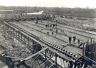 Het wapeningsijzer van de vijf gewelven van de Dommelduiker is gesteld en het betonstorten kan beginnen. Foto april/mei 1919.