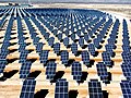 À la base d'aviation de Nellis, Nevada, 70 000 panneaux solaires ont une puissance crête de 15 MWc pour la base.