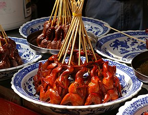 Kwartels op een stokje in Shanghai.