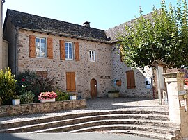 The town hall in Compolibat