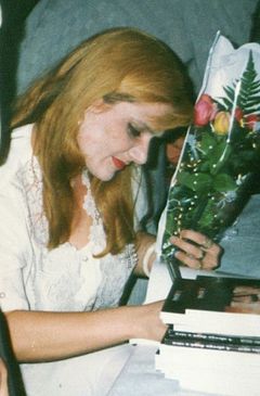 Arina Avram medan hon signerar autografer för sin roman "A alerga dupa o stea", 1996