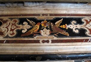 Détail d'une marqueterie de marbre dans le décor de cette chapelle.