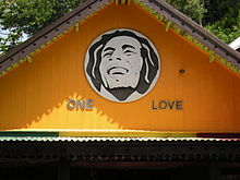 Fronton tal-“Café One Love” tal-post fejn twieled Bob Marley f’Disa’ Miles.