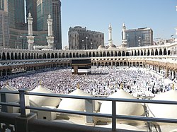 上图：伊斯兰教圣地——Al-Masjid Al-Ḥarām（禁寺），四面环绕克爾白（居中），坐落于麦加。这里是穆罕默德的出生地，也是每年数百万穆斯林朝圣的地方。 下图：展示麦加、麦地那、吉达、延布、塔布克这几座城市的汉志地图。红色轮廓为汉志地区在沙特阿拉伯的位置；绿色区域是1923年的汉志王国