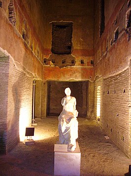 Zaal in de Domus Aurea met standbeeld van een Muze