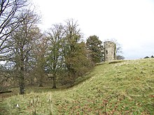 Tour en ruine sur une éminence.