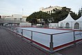 Patinoire temporaire telle qu’on en voit couramment en centre-ville.