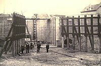 Benedenhoofd van Sluis I in aanbouw, met rechts het omloopriool voor het vullen en ledigen van de kolken en voor de voeding van het kanaal. Foto circa 1914.