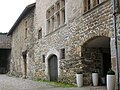 La cour du château, avec ses fenêtres à meneaux.