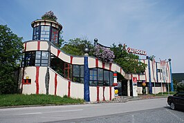 Boven: logo op een restaurant Onder: Autogrill restaurant Bad Fischau-Brunn.