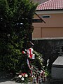 English: Cross for memory of Katyn victims on communal cemetery in Gorlice Polski: Krzyż postawiony na cmentarzu komunalnym w Gorlicach aby upamiętnić ofiary zbrodni katyńskiej