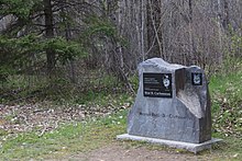 un monument avec une plaque commémorative engravé avec la photo de Réal D. Carbonneau