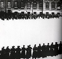 Les soldats tirant sur la foule lors du Dimanche rouge, scène fictive tirée du film Devjatoe Janvarja, de Viatcheslav Viskovski, en 1925[1].