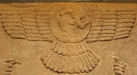 Asur kanatlı güneş amblemindeki erkek figürü (Kuzeybatı Nimrud Sarayı, MÖ 9. yüzyıl).