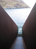 Sicht in die Flucht zum Meer hinab, Detail der begehbaren Passagen Dani Karavans am Friedhof von Portbou (Aufnahme 2009)