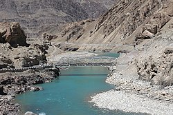 Pons a-dreus dhe'n Eyndus yn Ladakh, Eynda