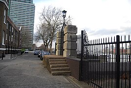 Gate piers to River Steps - geograph.org.uk - 2952565.jpg