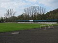 Stadion Glinika Gorlice - płyta boiska i sektor gospodarzy widziane od strony sektora gości