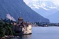 טירת שילון (Château de Chillon) על חוף מונטרה, על רקע האלפים השווייצרים והמחצבה ביישוב Villeneuve