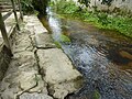 Lavoir sur la rive du fleuve côtier la Flèche à Pont-du-Châtel.