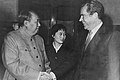 Mao salutas Usonan Prezidenton Richard Nixon dum lia vizito al Ĉinio en 1972