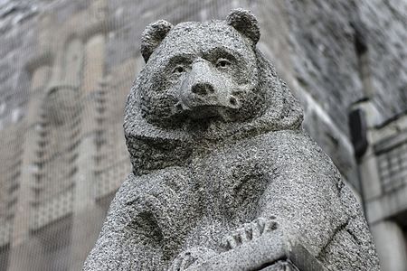 Statuia unui urs, de Emil Wikström, la Muzeul Național al Finlandei (1905–1910)