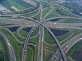 Un ejemplo de la posible complejidad de paso a desnivel, visto en el cruce en trébol de autopistas.