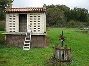 Hórreo de ladrillo en Dodro.