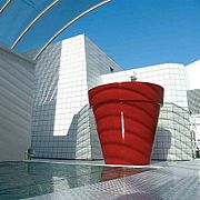 Intérieur du Mastaba, avenue Rhin-et-Danube, rappelant Le Pot Doré du même artiste, à Beaubourg.