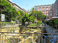 Anciens murs grecs, place Bellini.