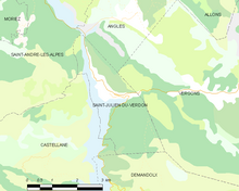 Carte élémentaire montrant les limites de la commune, les communes voisines, les zones de végétation et les routes