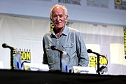 Lance Henriksen et une partie de la l'équipe du film Aliens, au San Diego Comic Con International de 2016 pour célébrer les trente ans du film. De gauche à droite : Bill Paxton, James Cameron, Gale Anne Hurd, Sigourney Weaver, Paul Reiser, Carrie Henn, Michael Biehn et Lance Henriksen.