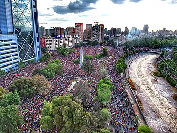 La Marxa més gran de Xile, protesta massiva de 2019 en on es van convocar més d' 1.200.000 persones a la plaça Baquedano, sent reconeguda com una de les manifestacions públiques més grans en la història de Xile