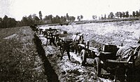 Boeren graven in de breedte het kanaal uit bij Haghorst. Foto circa 1920.