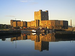 Carrickfergus slott i solnedgang.