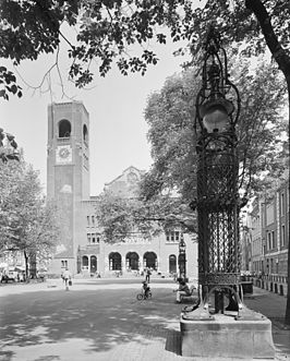 Beursplein met de Beurs van Berlage