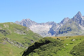 Vue depuis le Laouchet à l'ouest-sud-ouest du site du glacier des Dards encadré par l'aiguille du Belvédère (à gauche) et les aiguilles de la Glière (à droite).