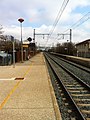 Le quai de la gare, direction Genève, à la gare de Beynost.