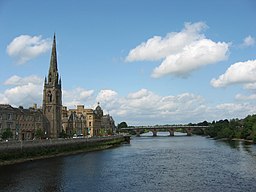 St. Matthew's Church och Smeaton's Bridge över floden Tay.