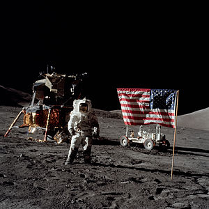 Herisons Šmits stāv pie ASV karoga Apollo 17 mēness moduļa priekšā