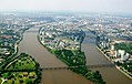 Vue aérienne de l'Île de Nantes, entre deux bras de la Loire, depuis son extrémité amont