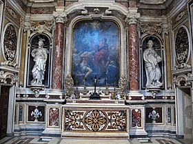 L'une des chapelles de l'église, avec décor presque exclusivement de marbre très finement ouvragé.